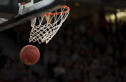 NBA季后赛精彩集锦，詹姆斯关键三分镜头
